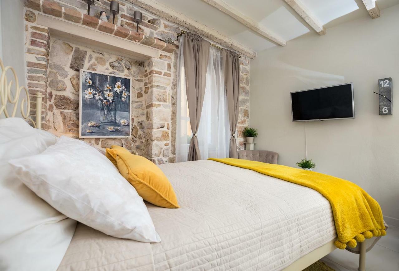 Studio Yellow Flower Rovinj Exterior foto