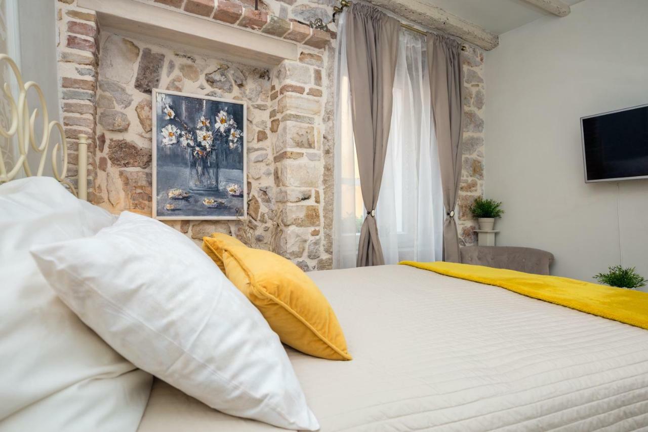 Studio Yellow Flower Rovinj Exterior foto